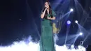 Terlihat anggun Raisa bernyanyi menggunakan gaun panjang dengan rambut terurai. Raisa membawakan lagu 'Nyawa dan Harapan' pada penampilan perdananya, Kamis (16/5/2019). (Kapanlagi.com/Agus Apriyanto)