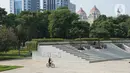 Warga beraktivitas di sekitar Taman Lapangan Banteng, Jakarta Pusat, Sabtu (13/6/2020). Mulai hari ini, Taman Lapangan Banteng kembali dibuka untuk umum namun jumlah pengunjung tetap dibatasi sebanyak 200 orang setiap pagi dan sore hari. (Liputan6.com/Immanuel Antonius)