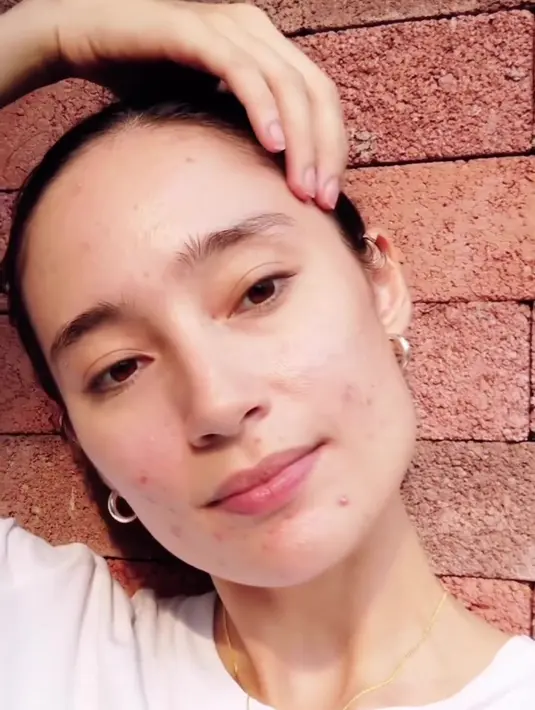 "it's okay to love yourself, flaws and all," tulis sang aktris 26 tahun. [Instagram.com/tatjanasaphira]