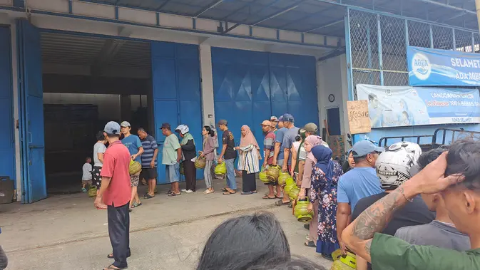 Gas 3 Kg Akhirnya Tiba, Warga Tangerang Bersorak Gembira Setelah Menanti Berjam-jam