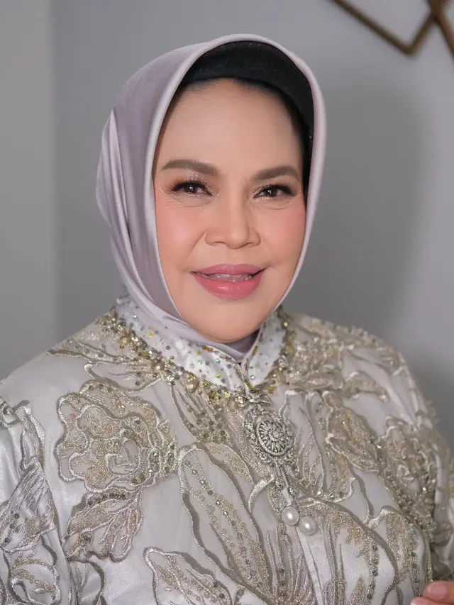 8 Model Gamis Brokat Hetty Koes Endang, Elegan di Setiap Momen
