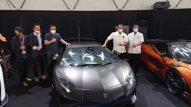 Bamsoet berpose bersama mobil modifikasi (ist)