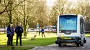 Sejumlah orang mengamati WEpod, minibus tanpa pengemudi, saat uji coba di Wageningen, Belanda, Kamis (28/1). WePod dikembangkan oleh Delft Technical University di Belanda dengan dana yang dikeluarkan mencapai Rp 45,5 M. (Robin Van Lonkhuijsen/ANP/AFP)