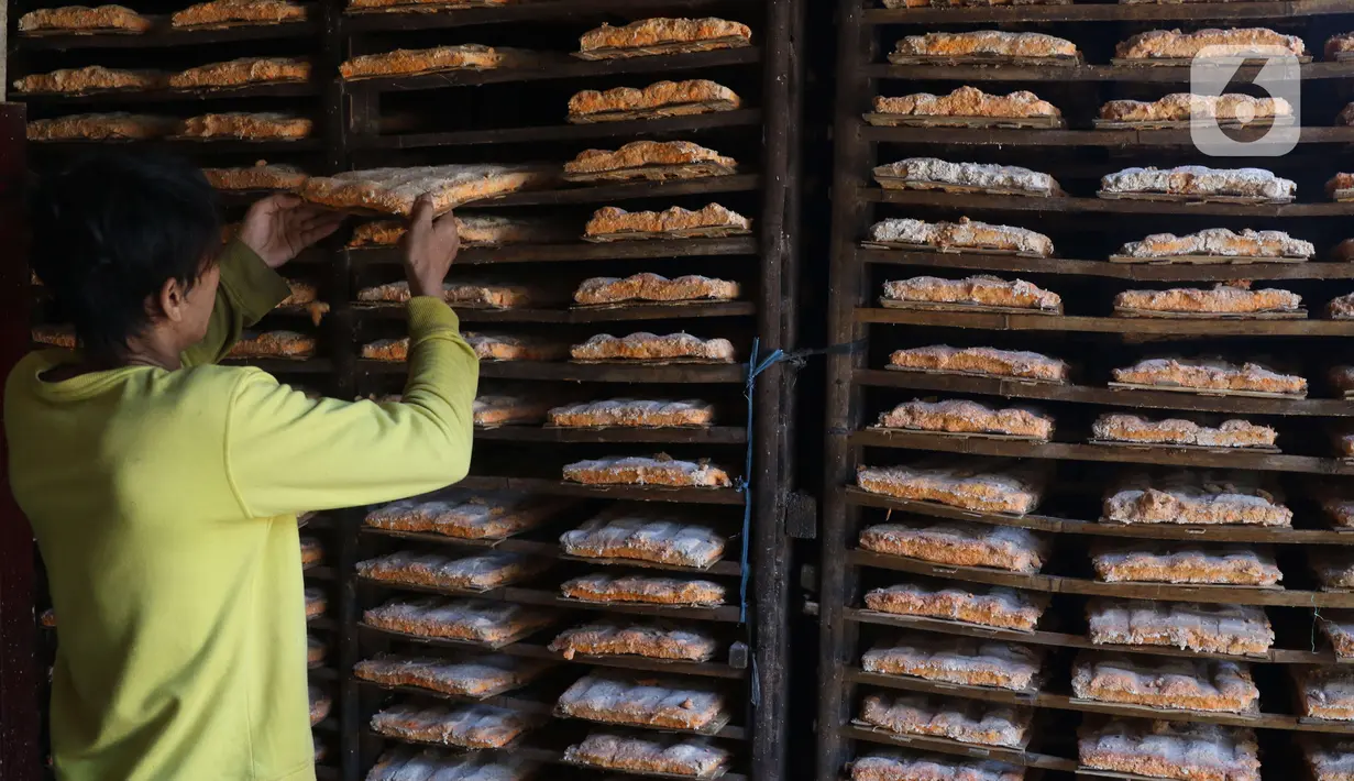 Pekerja tengah menata oncom di industri rumahan untuk di jual di wilayah Jakarta, Selasa (19/11/2019). Uncom yang di jual seharga Rp 2000 untuk memenuhi kebutuhan di pasar pasar tradisional di kawasan tersebut. (Liputan6.com/Angga Yuniar)