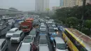 Lalu lintas di sekitar Letjend Suprapto Cempaka Putih mengalami kemacetan hingga berjam-jam, jakarta pusat, Senin (9/2/2015).  (Liputan6.com/Herman Zakharia)