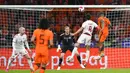 Pemain Belanda Steven Bergwijn (kanan) mencetak gol dengan sundulan melewati kiper Denmark Kasper Schmeichel pada pertandingan persahabatan di Johan Cruyff ArenA, Amsterdam, Belanda, 26 Maret 2022. Belanda menang 4-2. (AP Photo/Peter Dejong)