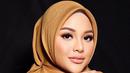 <p>Hijab warna cokelat muda juga bisa membuat kulit wajahmu terlihat cerah dan stunning. (Instagram/aurelie.hermansyah).</p>