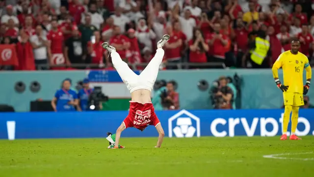 Suporter Salto Sambil Bawa Bendera Palestina di Laga Piala Dunia 2022