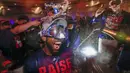 Foto Olahraga Terbaik - Para pemain Chicago Cubs merayakan keberhasilan menaklukkan Los Angeles Dodgers pada laga NLCS di Wringley Field, Amerika Serikat, Sabtu (22/10/2016). (EPA/Tannen Maury)