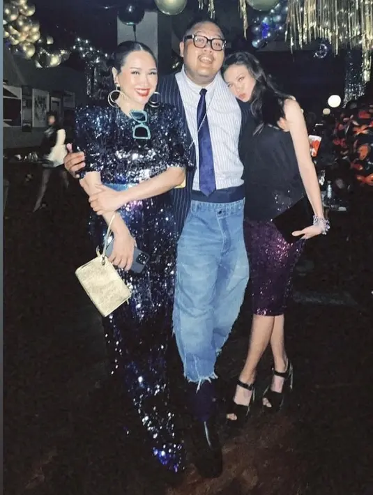 Lalu Yuki Kato mengenakan atasan hitam dipadukan skirt sqeuin ungu. Ia juga tampil dengan heels hitamnya. @rezachandika