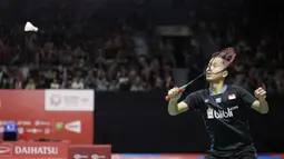 Tunggal putra Indonesia, Anthony Ginting, berusaha mengembalikan kok saat melawan tunggal Jepang pada Indonesia Masters 2019 di Istora Senayan, Jakarta, Jumat (25/1). Ginting gagal lolos ke semifinal. (Bola.com/Yoppy Renato)