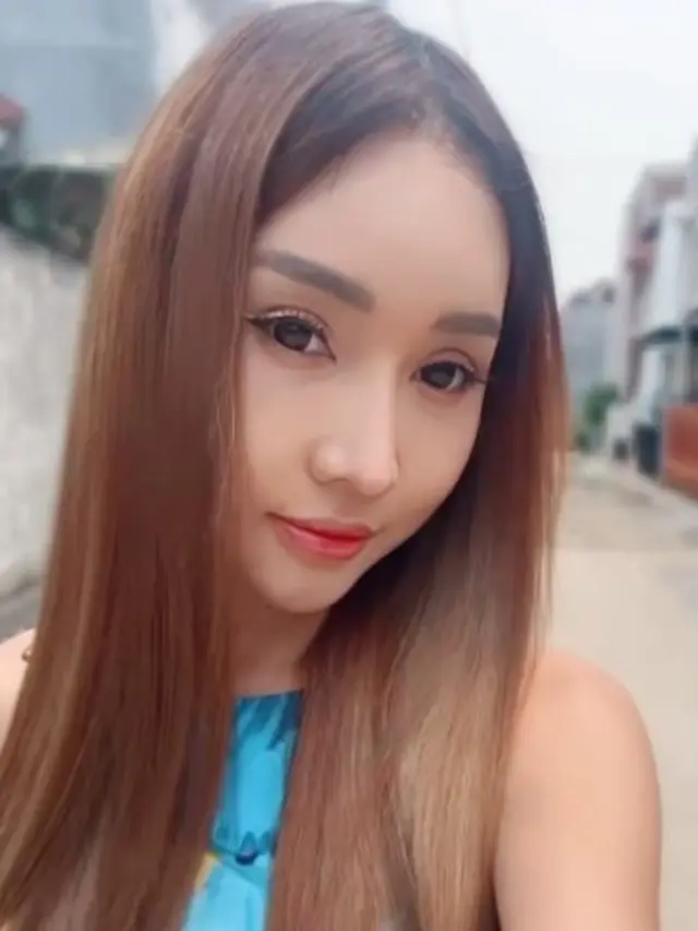 Lucinta Luna menempuh operasi plastik di luar negeri agar mirip Lisa Blackpink, hasilnya malah mirip Tangmo Nida (https://www.instagram.com/p/CcMaibBF2r0/)