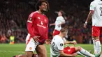 Pemain Manchester United, Joshua Zirkzee (kiri) bereaksi setelah gagal mencetak gol pada matchday 1 League Phase Liga Europa 2024/2025 melawan FC Twente di Stadion Old Trafford, Manchester, Rabu 25 September 2024 atau Kamis (26/9/2024) dini hari WIB. (Darren Staples/AFP)
