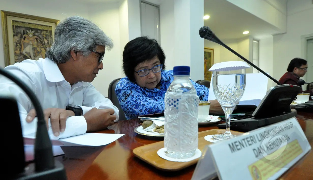 Menteri Lingkungan Hidup dan Kehutanan Siti Nurbaya (kanan) saat menghadiri rapat terbatas di Kantor Presiden, Komplek Istana Kepresidenan, Jakarta, Senin (16/3/2015). Rapat membahas tentang paket kebijakan ekonomi pemerintah. (Liputan6.com/Faizal Fanani)