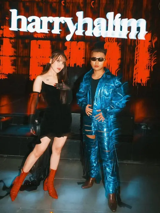 Rambut panjangnya ditata lurus dengan see-through bangs. Sementara wajahnya dipulas makeup bold dengan lipstik warna merah yang senada dengan boots-nya. [@ayutingting92]