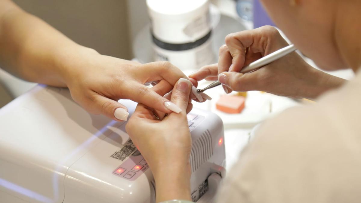 Sentuhan Manis di Ujung Jari, Ide Nail Art Simple untuk Tampilan Sehari-hari