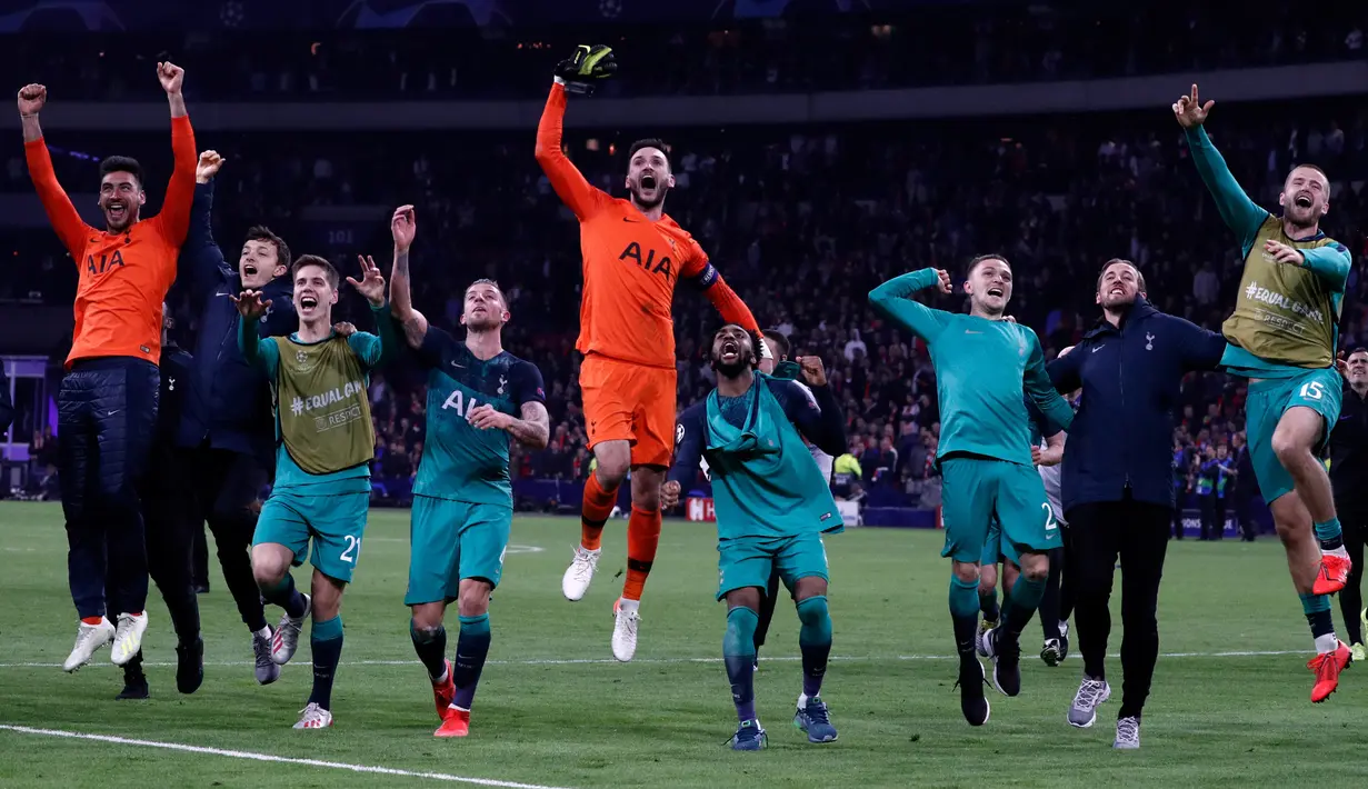 Para pemain Tottenham Hotspur merayakan kemenangan tim mereka atas Ajax Amsterdam pada akhir laga kedua semifinal Liga Champions 2018/19 di Stadion Johan Cruyff, Rabu (8/5). Tottenham secara dramatis merebut tiket final Liga Champions setelah menaklukkan Ajax 3-2. (Adrian DENNIS / AFP)