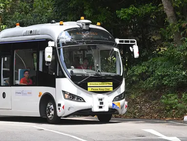 Bus tanpa pengemudi melaju selama uji coba publik di kawasan wisata Pulau Sentosa, Singapura pada 20 Agustus 2019. Singapura akan mulai uji coba bus tanpa sopir (otonom/bergerak sendiri tanpa pengemudi) yang bisa dipesan lewat aplikasi pada 26 Agustus - 15 November 2019. (Roslan RAHMAN/AFP)