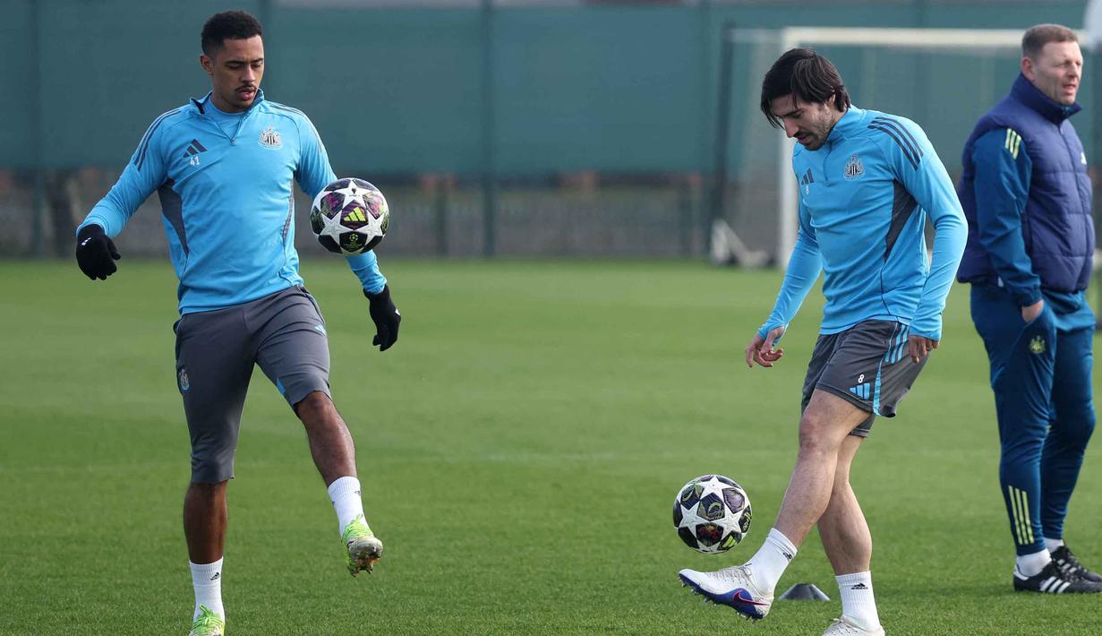 Perjalanan The Magpies di Liga Champions 2025/2026 terbilang impresif. Tampak dalam foto, gelandang Newcastle United asal Inggris, Jacob Ramsey (kiri), bersama Sandro Tonali mengikuti sesi latihan tim di pusat pelatihan Darsley Park di Newcastle upon Tyne, pada Senin 9 Maret 2026. (SCOTT HEPPELL/AFP)