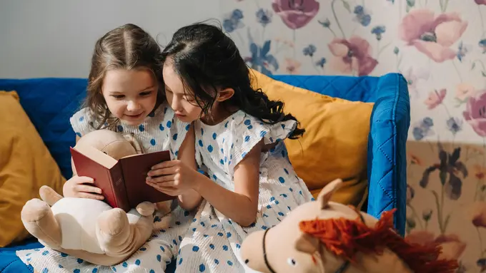 5 Manfaat Bermain Boneka untuk Tumbuh Kembang Anak Sejak Dini