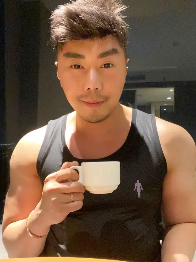 Tampil Beda, Ini 7 Potret Terbaru Roy Kiyoshi yang Telah Miliki Kekasih