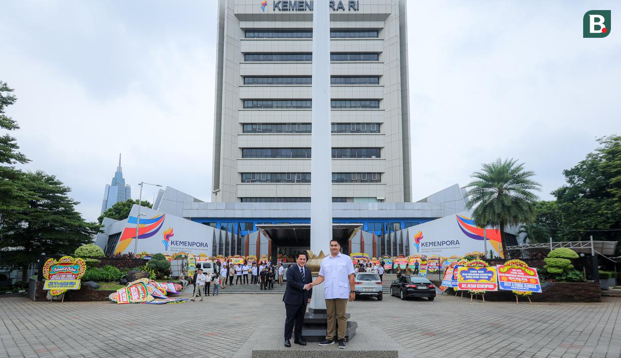 <p>Menteri Pemuda dan Olahraga Republik Indonesia (Menpora RI) periode 2025-2029, Erick Thohir (kiri) bersalaman dengan Menteri Pemuda dan Olahraga Republik Indonesia (Menpora RI) periode 2023-2025, Dito Ariotedjo (kanan) setelah acara serah terima jabatan yang berlangsung di Auditorium Wisma Kemenpora, Senayan, Kamis (18/09/2025). (Bola.com/Bagaskara Lazuardi)</p>