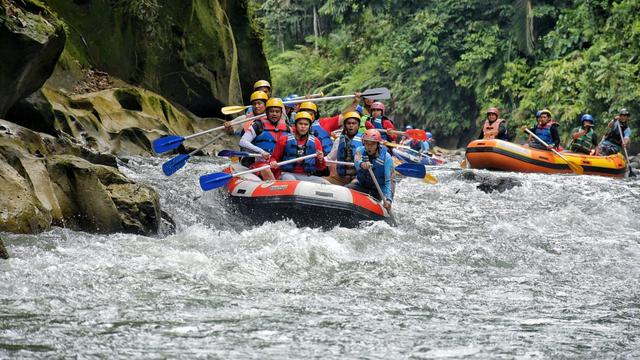 Para Kepala Daerah se-Sumut arung jeram di Sungai Bahbolon