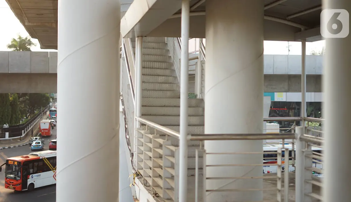 Kondisi Jembatan Penyeberangan Orang (JPO) yang merupakan akses menuju Halte Transjakarta CSW di kawasan Kebayoran Baru, Jakarta Selatan, Rabu (30/10/2019). JPO tersebut sulit dicapai calon penumpang, khususnya orangtua, anak-anak, dan penyandang disabilitas. (Liputan6.com/Immanuel Antonius)