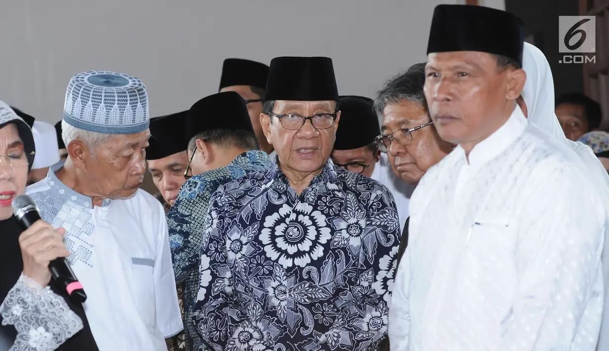 Wakil Ketua Dewan Kehormatan DPP Partai Golkar, Akbar Tanjung (tengah) saat melayat di rumah duka alm AM Fatwa di kawasan Pejaten, Jakarta, Kamis (14/12). AM Fatwa wafat pada usia 78 tahun di Jakarta. (Liputan6.com/Helmi Fithriansyah)