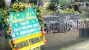 Sebuah karangan bunga ucapan terima kasih menghiasi depan gedung KPK di Jakarta, Jumat (23/11). Karangan bunga tersebut dikirim oleh Masyarakat Pendukung KPK atas OTT terhadap Bupati Pakpak Bharat Remigo Yolando Berutu. (Merdeka.com/Dwi Narwoko)