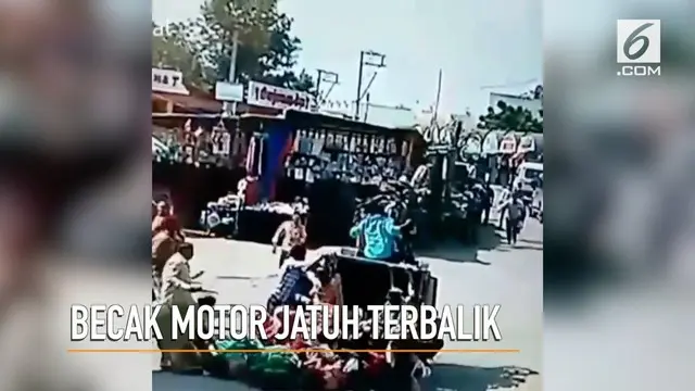 Mengangkut banyak penumpang, becak motor di India jatuh terbalik.