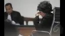 Tampak Winny Erwinda memegang kepalanya saat sidang di Pengadilan Tipikor, Jakarta, Kamis (12/2/2015). Dalam Pembacaan pembelaannya Winny merasa tidak pernah melakukan korupsi dalam pembelian pesawat ATR. (Liputan6.com/Herman Zakharia)