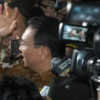 Usai keluar dari Gedung KPK, Ahok menjadi irit bicara, Jakarta, Selasa (10/5). Ahok enggan menjawab pertanyaan awak media yang mencecarnya perihal kontribusi tambahan yang dinilai menghambat pembahasan Raperda tersebut. (Liputan6.com/helmi Afandi)