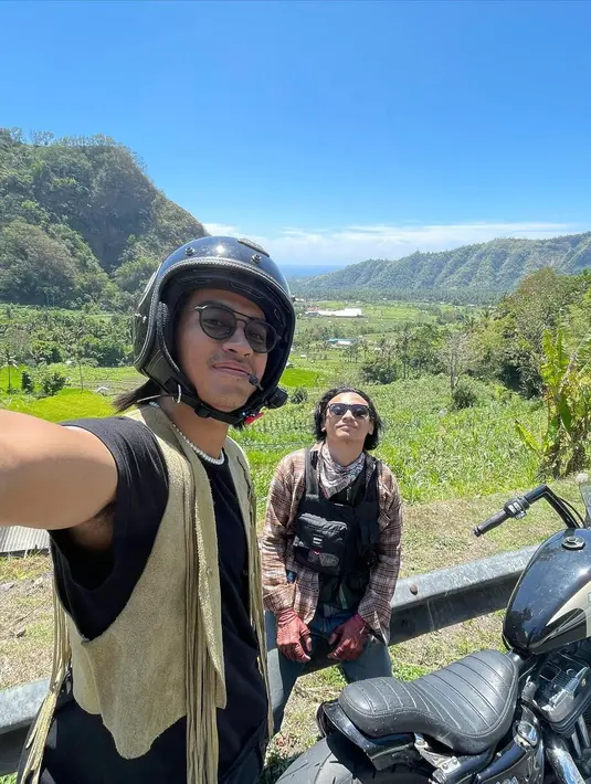 Lewat unggahan fotonya, Abidzar Al-Ghifari masih rutin melakukan touring hingga kumpul bareng para rekan penyuka motor gede. Seolah motor gede jadi bagian dari kehidupannya. (Liputan6.com/IG/abidzar73).