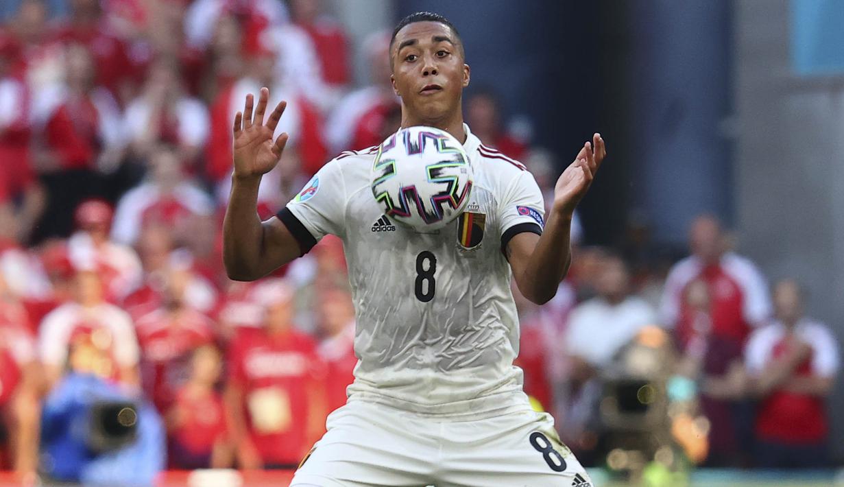 Serangan Belgia begitu rapi. Youri  Tielemans yang tampil konsisten dari menit awal memberikan andil dalam gol kedua yang dicetak oleh De Bruyne. (Foto: AP/Pool/Wolfgang Rattay)