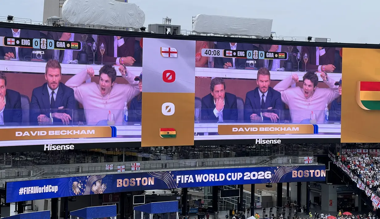 Layar raksasa menampilkan legenda sepak bola Inggris, David Beckham, saat menyaksikan pertandingan Inggris melawan Ghana di Gillette Stadium, Foxborough, Boston, AS, Senin (23/6/2026). Kehadiran Beckham menjadi sorotan pada laga fase grup Piala Dunia 2026. (KLY Sports/Hery Kurniawan)