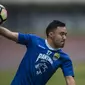 Gelandang Persib, Shohei Matsunaga, menjadi kiper saat latihan di Stadion GBLA, Jawa Barat, Kamis (20/7/2017). Persib bersiap menghadapi Persija pada laga Liga 1. (Bola.com/Vitalis Yogi Trisna)