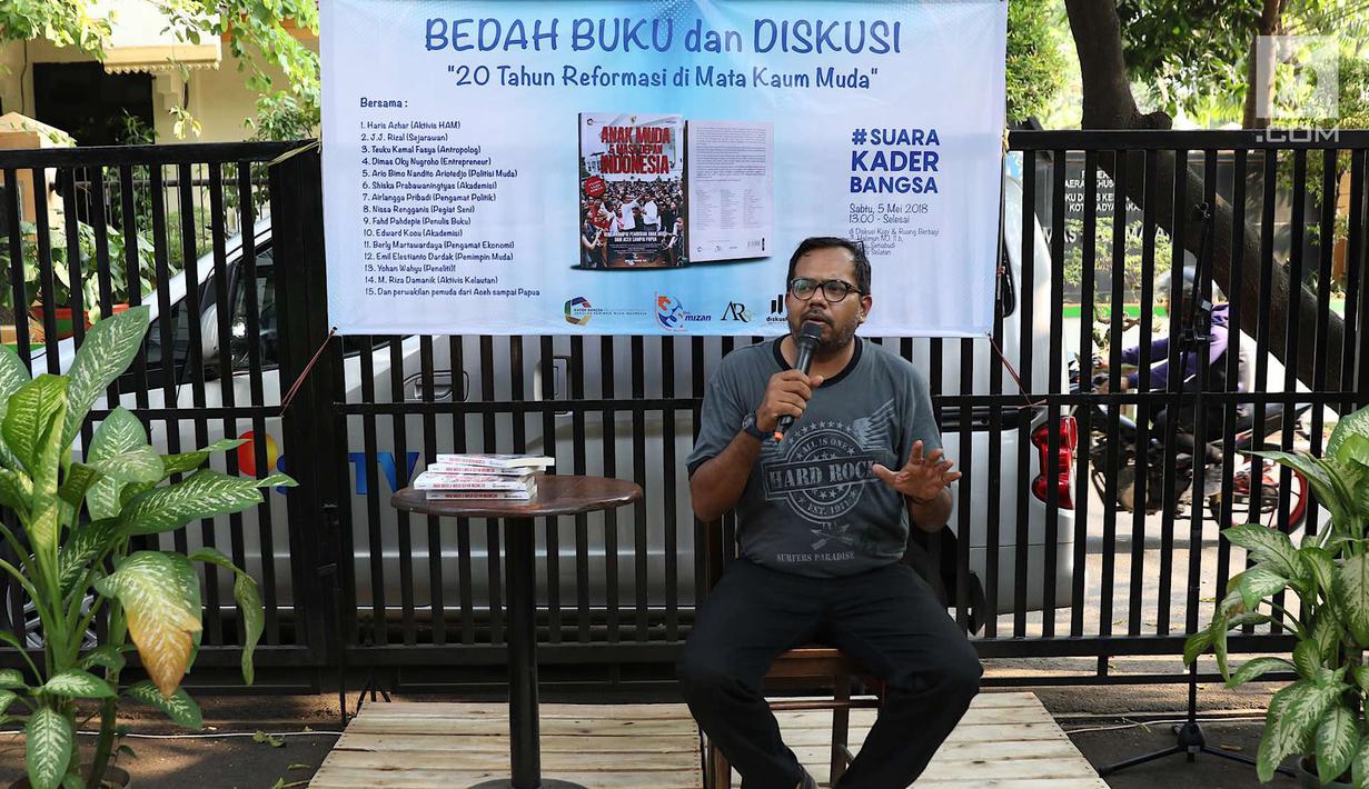 Aktivis HAM Haris Azhar menjadi pembicara dalam bedah buku dan diskusi bertajuk “20 Tahun Reformasi di Mata Kaum Muda”, Jakarta (5/5). Acara mengulas pandangan peran generasi muda Indonesia sebagai insan penerus bangsa. (Liputan6.com/Immanuel Antonius)