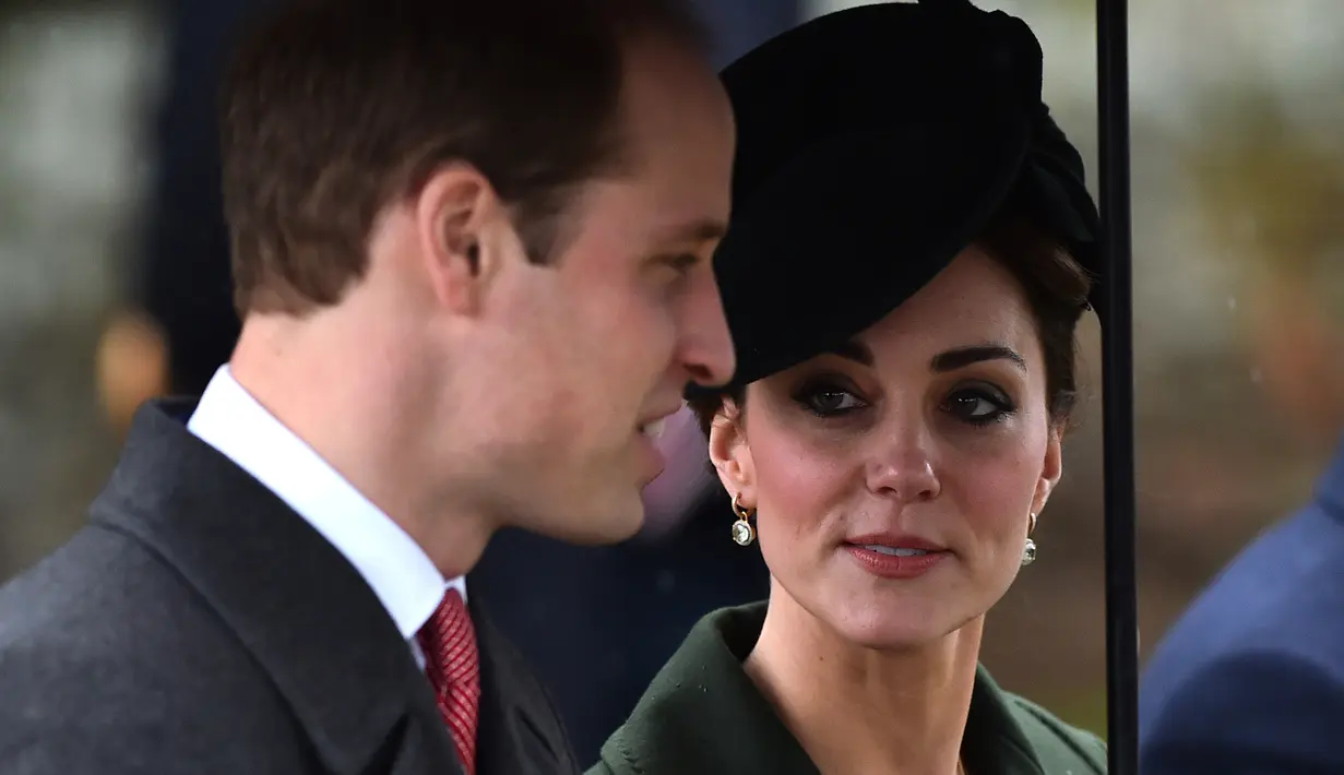 Kate Middleton bersama sang suami Pangeran William usai mengikuti Misa Natal bersama keluarga kerajaan di Gereja St. Mary Magdalene di Sandringham, Inggris, (25/12/2015). (AFP/BEN STANSALL)