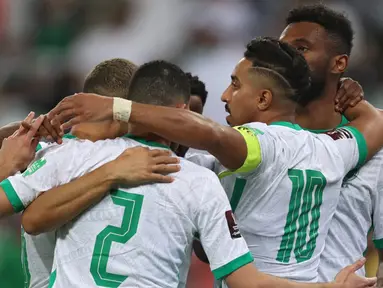 Para pemain Arab Saudi merayakan gol mereka ke gawang Oman pada pertandingan sepak bola Kualifikasi Piala Dunia 2022 di Stadion King Abdullah Sport City, Jeddah, Arab Saudi, 27 Januari 2022. Arab Saudi menang 1-0. (AFP)
