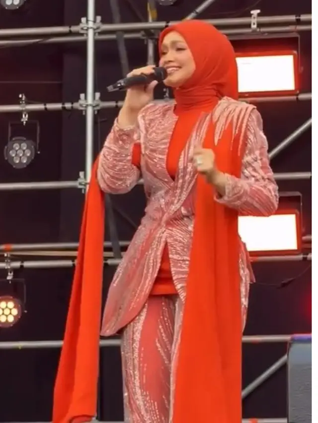 6 Potret Elegan Siti Nurhaliza dalam Balutan Blazer Berkilau di Pestapora 2025