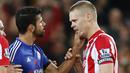 Pemain Chelsea, Diego Costa (kiri), bersitegang dengan pemain Stoke City, Ryan Shawcross, pada lanjutan Liga Premier Inggris di Stadion Britannia, Stoke, Minggu (8/11/2015) dini hari WIB. (Action Images via Reuters/Ed Sykes)