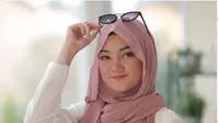 2 Gaya Memakai Hijab Pasmina Instan dan Praktis. foto: dok.vidio.com