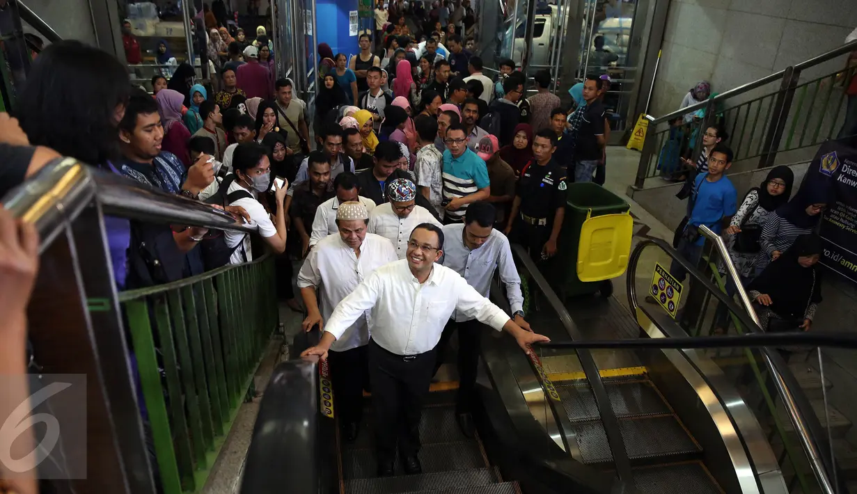 Anies Baswedan tersenyum saat menaiki eskalator saat mengunjungi Pasar Tanah Abang, Jakarta, Jumat (21/10). Dalam kunjungannya Anies Baswedan menyapa para pengunjung dan pedagang Pasar Tanah Abang. (Liputan6.com/Johan Tallo)