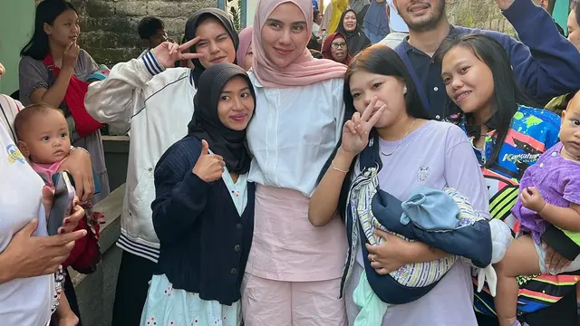 7 Potret Aktivitas Syahnaz Dampingi Jeje Govinda Kunjungi Warga Jawa Barat