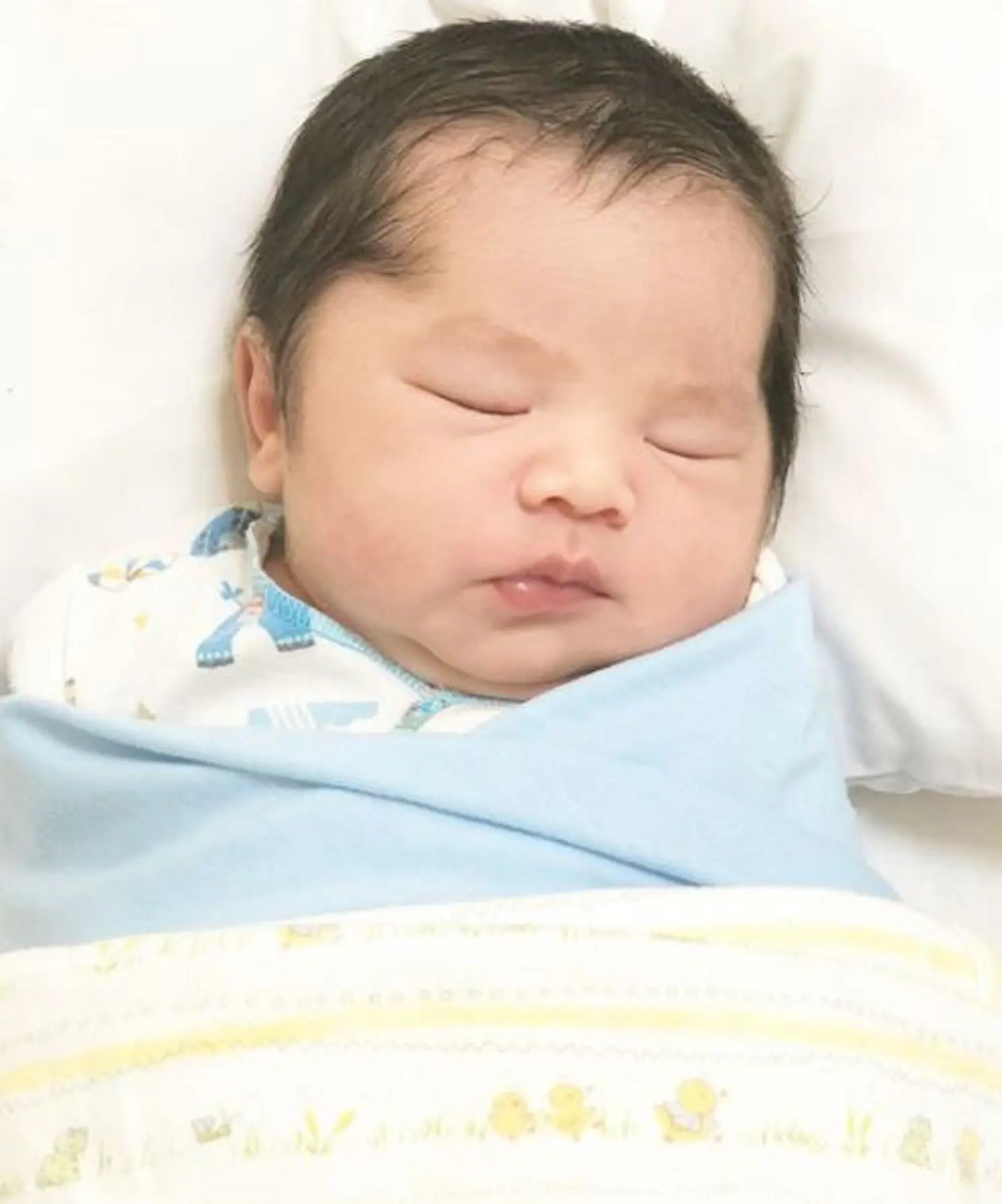 Oki Setiana Dewi mengunggah foto anak ketiganya yang bernama Ibrahim Muhammad Abdullah (Instagram/@okisetianadewi)