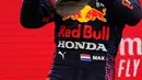 Pembalap Max Verstappen melakukan selebrasi dari podium usai memenangkan F1 GP Prancis di Sirkuit Paul Ricard, Le Castellet, Prancis, Minggu (20/6/2021). Max Verstappen tercepat di F1 GP Prancis.  (Nicolas Tucat/Pool via AP)