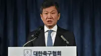 Presiden Federasi Sepak Bola Korea Selatan (KFA), Chung Mong-gyu. (Bola.com/Dok.AFP/Jung Yeon-je).