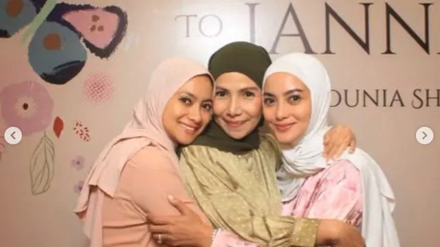 7 Potret Rini Yulianti Tampil Berhijab saat Pengajian, Banjir Pujian