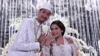 Pemain sinetron Di Sini Ada Setan, Thomas Nawilis dan istrinya, Zellika. 